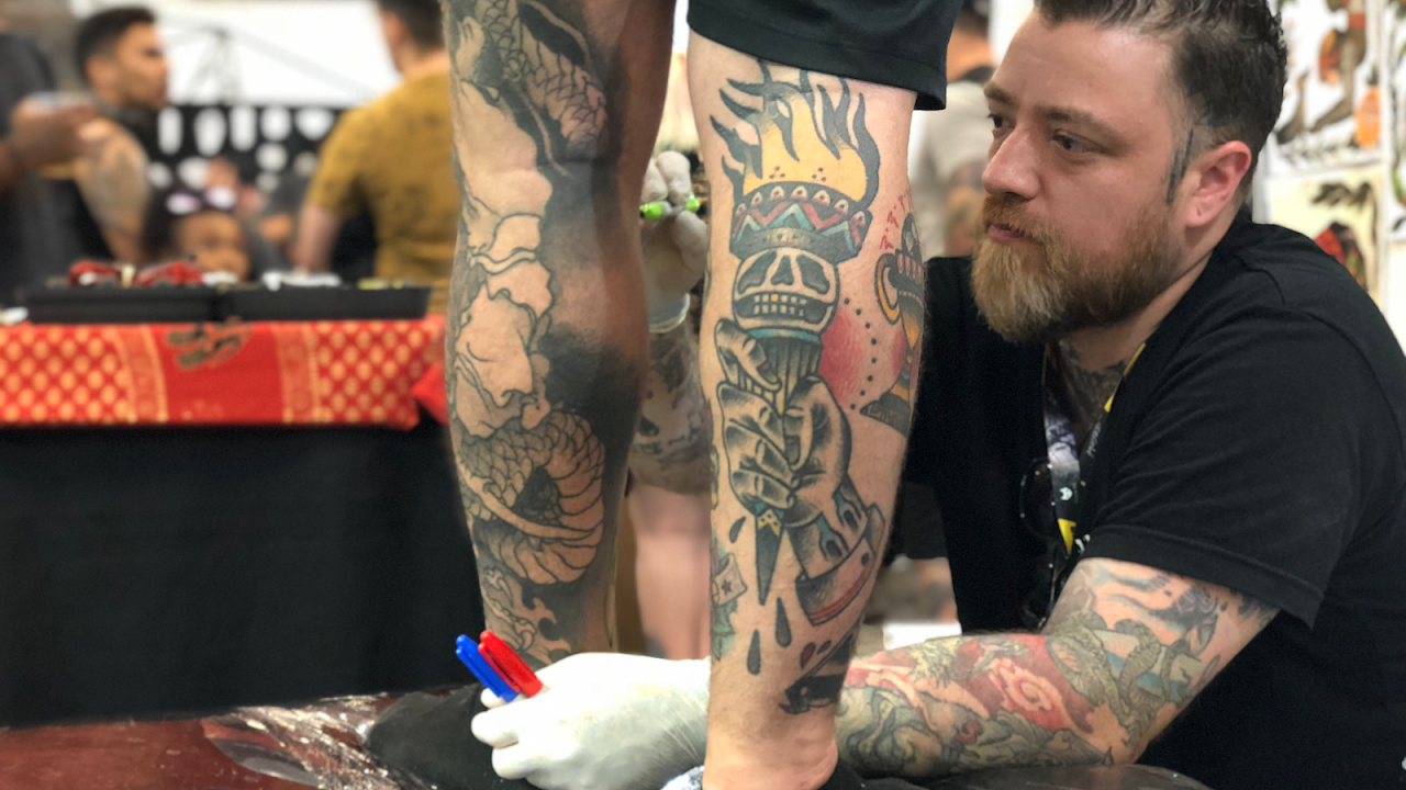 Tatuador de LKS Tattoo trabajando en un tatuaje